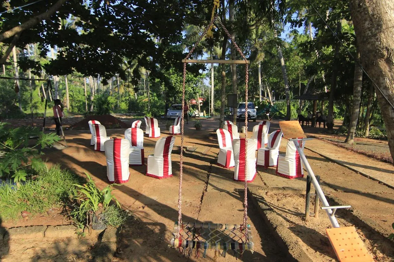 טריואנדרום Leela Backwater Inn