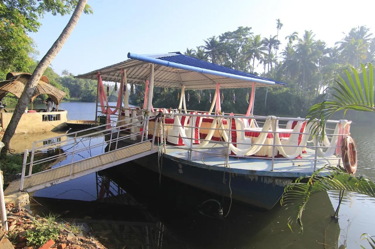 טריואנדרום Leela Backwater Inn מלון