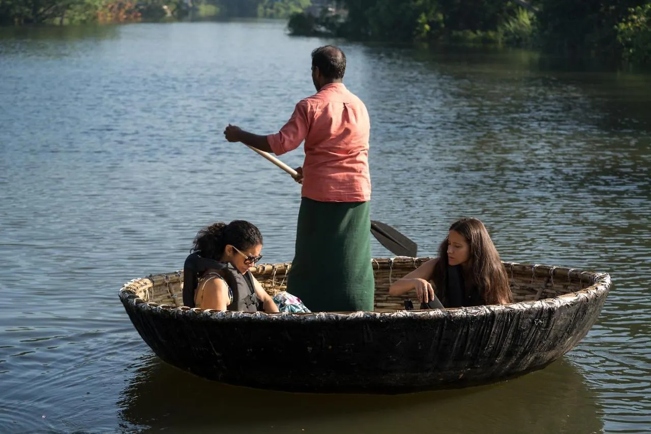 טריואנדרום Leela Backwater Inn מלון